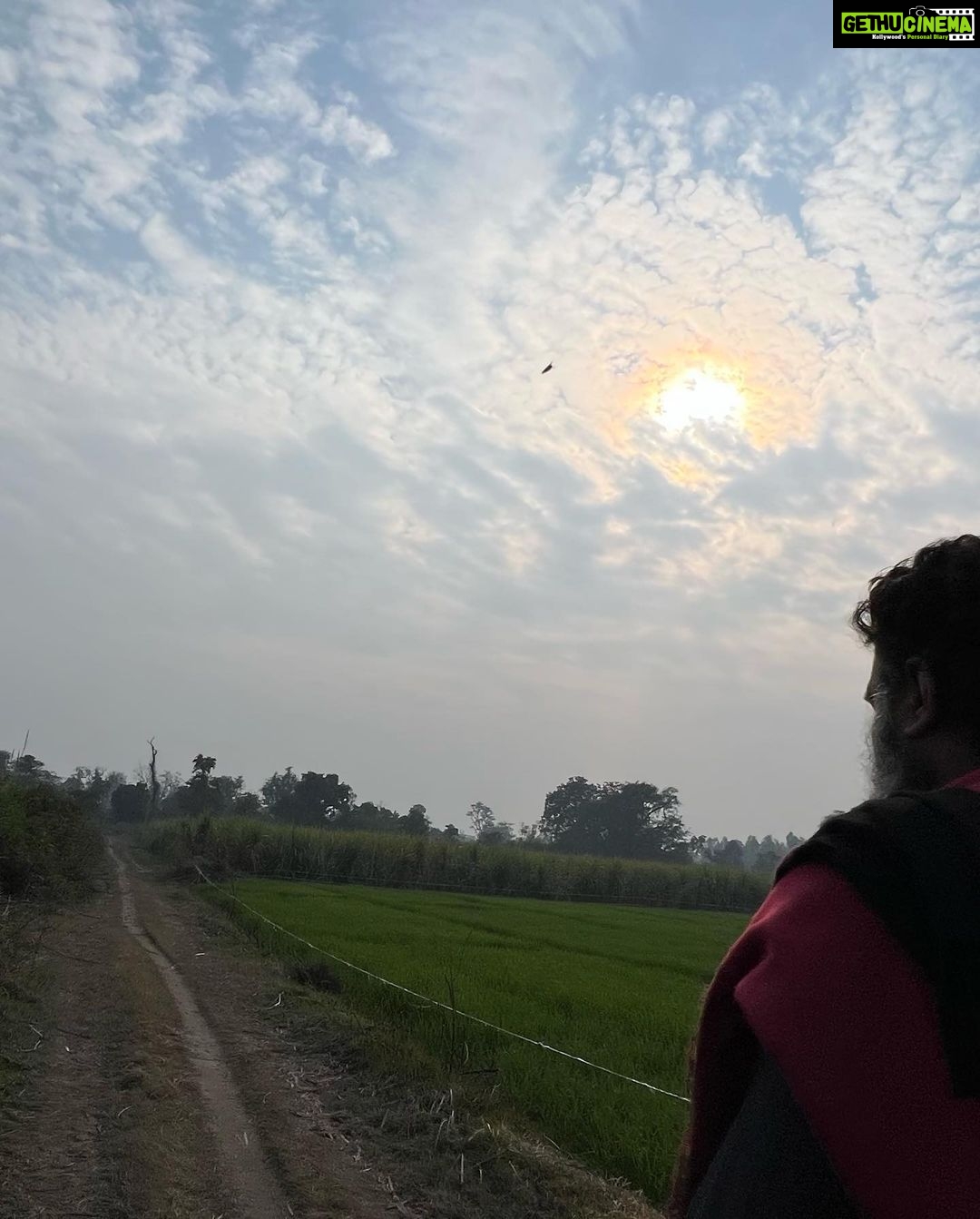 Kavya Thapar Instagram - Days like these that breathe the life back into me.. ॐ Guru 🙏❤️ Anant Dham