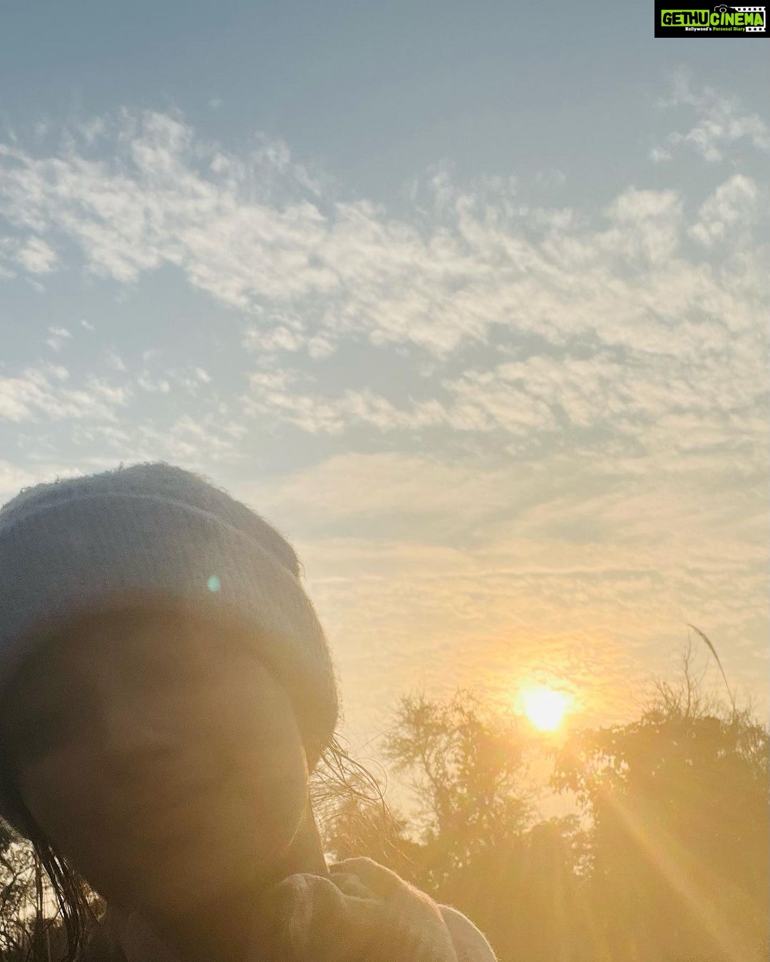Kavya Thapar Instagram - Days like these that breathe the life back into me.. ॐ Guru 🙏❤️ Anant Dham