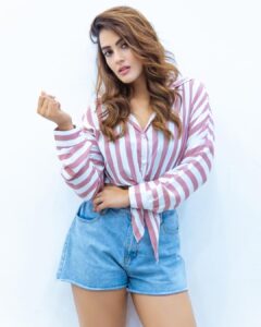 Kavya Thapar Instagram - Pick your fav 1 / 2 ? 🤍💗 📸 @portraitshelter 🤍 Styled by @pallakhshah @riyabhansalii @himanyasingh 💞 Hmu @makeup_ur_day @niveditha_nayak 💕 Mumbai, Maharashtra