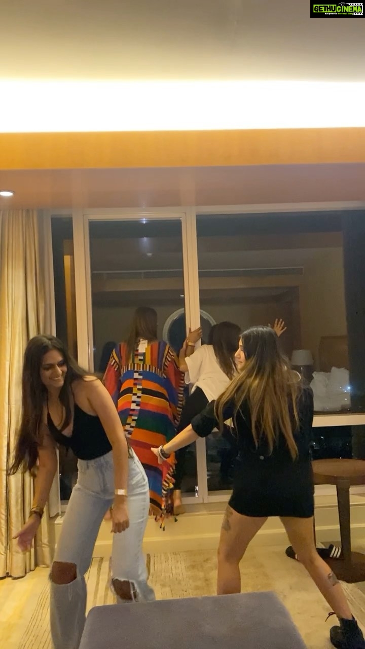 Kavya Thapar Instagram - This is what happens when you put 4 girls in a hotel room… . . . #india #reelsvideo ##reelkarofeelkaro #trending #dance #dancereels #réel #reelitfeelit #reelsinstagram #reelitfeelit #reel #trending #fyp #influencer #influencers #tiktokdance #killa #westsidekilla #reelkarofeelkaro #reelsvideo #reelsindia #reeltoreel #temperature #seanpaul #temperaturechallenge