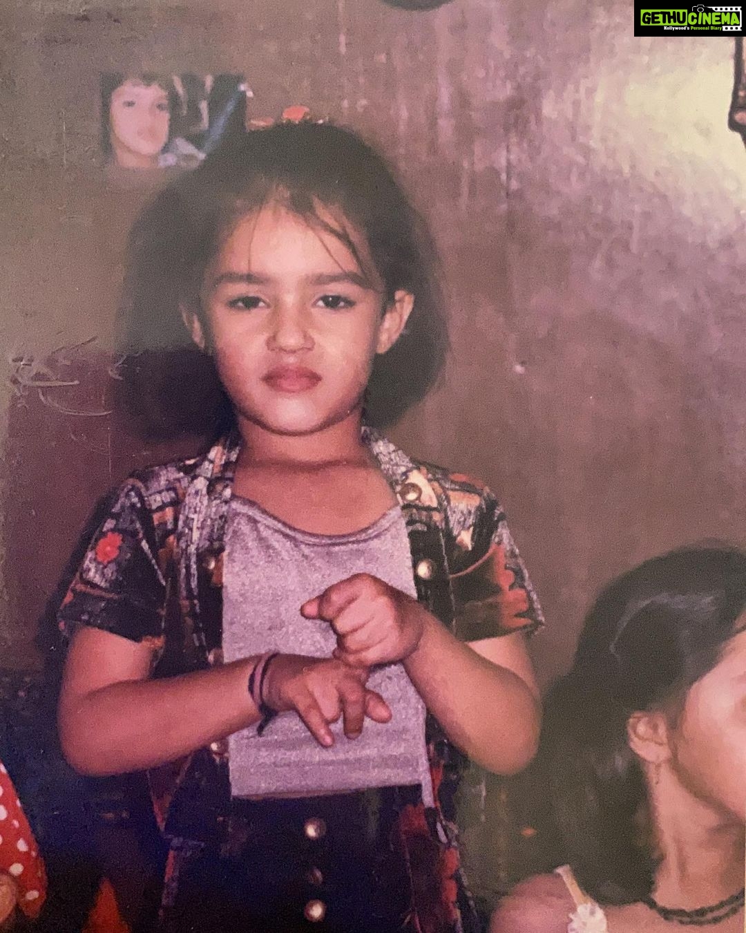 Kavya Thapar Instagram - โ ๐ค๐คโ๏ธ๐ โ guess which challenge I did years back and is trending now ๐ can you interpret by the emojis ? ๐คจ๐ง #moodforlife #childhoodmemories India
