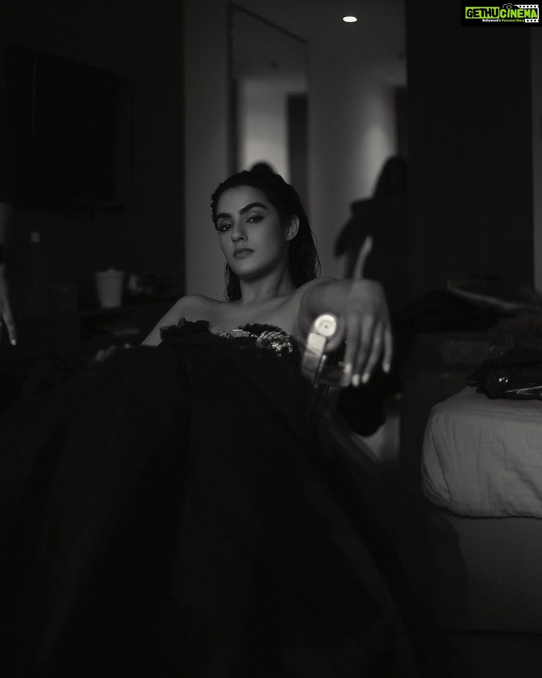 Kavya Thapar Instagram - Absolutely love this realised candid; it was me resting in between a shoot but suddenly caught in a click, it was me not being ready for a shot to a mili second realisation of a click and boom we have this… aah! Epic 🖤 @studiodenz India