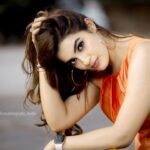 Kavya Thapar Instagram - Is orange still the new black y’all ? 😜 Feeling like a 🍑 in these amazing captures by @infocusphotography_madhu and dressed in the lovely @deepthiganeshlabel 🧡🍑 For #ekminikatha #promotions Hyderabad