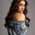 Kavya Thapar Instagram - Did you just say “MANGO” ? 🥭 #summerishere #mangoseason 🕺🏻