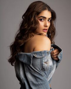 Kavya Thapar Instagram - Did you just say “MANGO” ? 🥭 #summerishere #mangoseason 🕺🏻