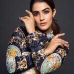 Kavya Thapar Instagram - Let’s begin again ⚡️ 📸 @aashishchandra 👗 @dipika_wanderlust 💄 @styledbyascorpion 👩‍🦰 @heenamaru83 Bts @nimi_insta Mumbai, Maharashtra