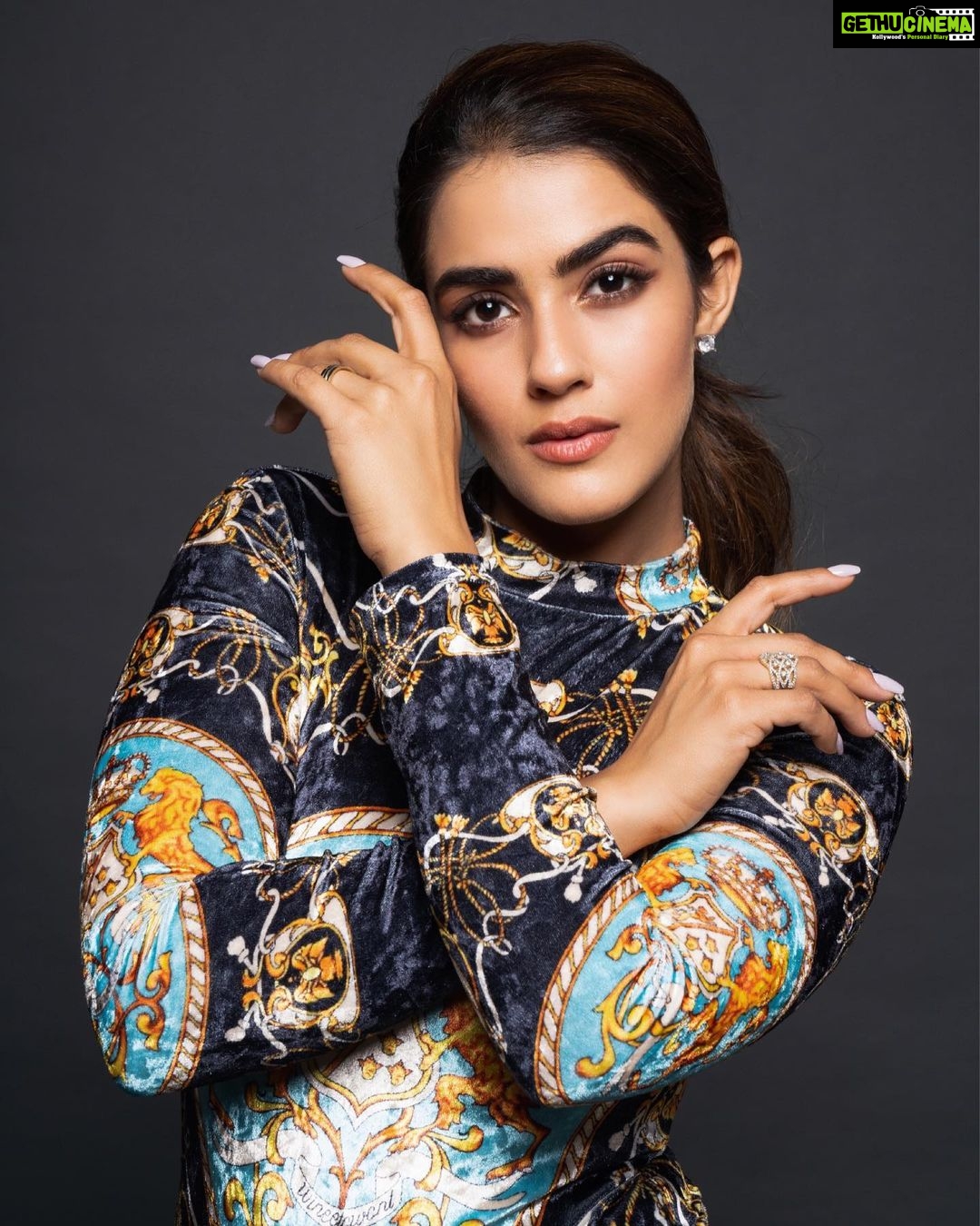 Kavya Thapar Instagram - Letβs begin again β‘οΈ πΈ @aashishchandra π @dipika_wanderlust π @styledbyascorpion π©βπ¦° @heenamaru83 Bts @nimi_insta Mumbai, Maharashtra