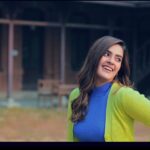 Kavya Thapar Instagram - So excited to share the glimpse from the song #ChetiAaja COMING SOON till then enjoy some #behindthescenes 😜🥳 #StayTuned #ZeeMusicOriginals @pritkamani @kavyathapar20 @amjadnadeemaamir @yogkoushal @renzufilms @danishrenzu @anuragbedii @kirthirai @zeemusiccompany ✨ Kashmir ,the real paradise on earth