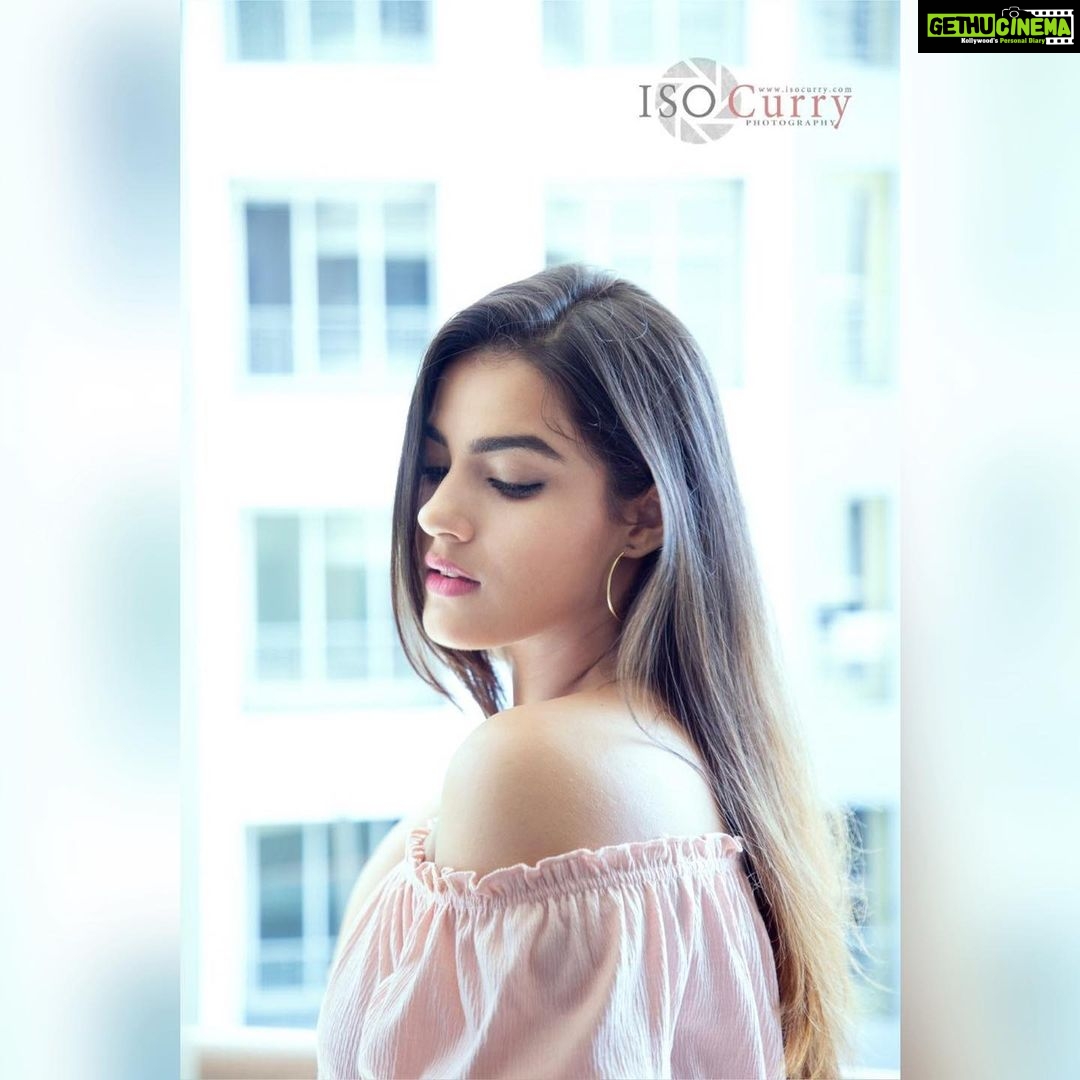 Kavya Thapar Instagram - जाने वालों ज़रा, मुड़ के देखो मुझे एक इन्सान हूँ मैं .. तुम्हारी तरह, जिसने सबको रचा, अपने ही रूप से उसकी पहचान हूँ मैं तुम्हारी तरह, जाने वालों ज़रा ... 🌸 #throwback #thinkpink #blushpink #pinkpinkpink #pinklove 💗🐽 India