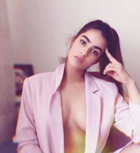 Kavya Thapar Instagram - Looking at you looking at me, Thinking about us, Thinking about me 🌸 #ilovepink #thinkpink #blushpink 🎀
Shot by my fav @jayeshsachdev 💕