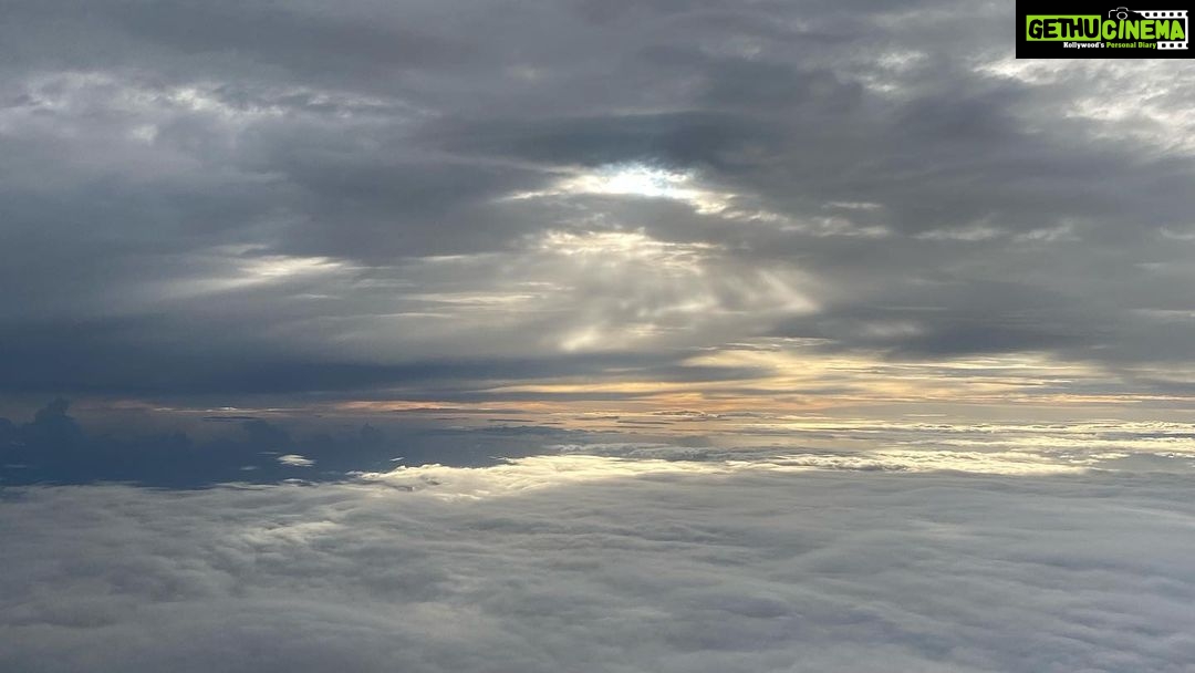 Kavya Thapar Instagram - Sea of clouds you see .. ☁️🌊 #naturesbeauty #natureart #clouds #beautyiseverywhere