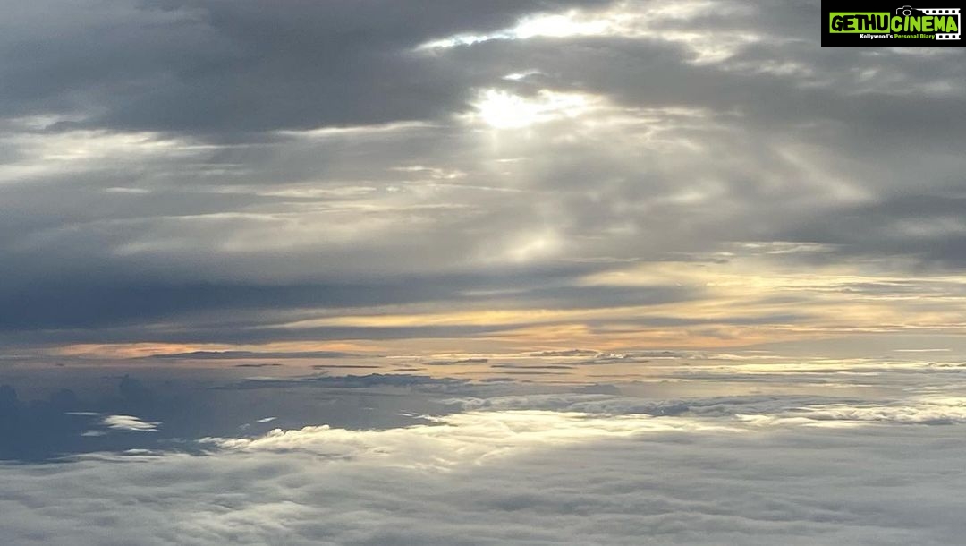 Kavya Thapar Instagram - Sea of clouds you see .. ☁️🌊 #naturesbeauty #natureart #clouds #beautyiseverywhere