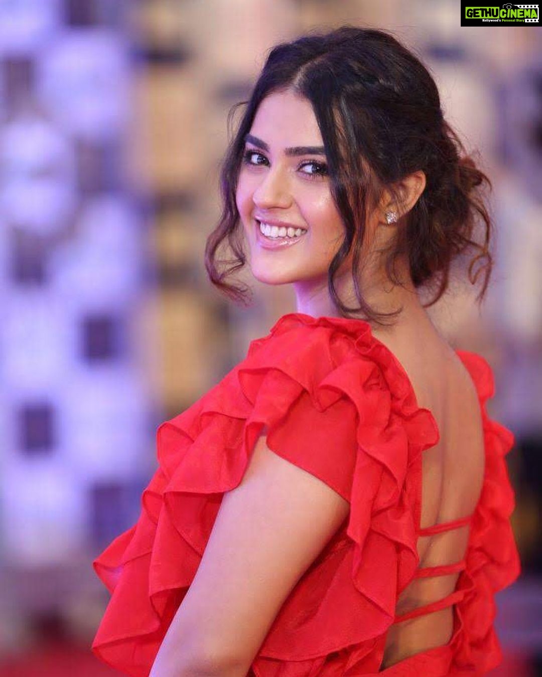 Kavya Thapar Instagram - Red is not the color of the woman who hides in a corner 👀🌹 #throwback #fav #look #radiomirchiawards 🎁 India