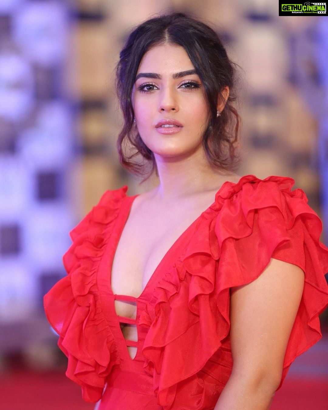 Kavya Thapar Instagram - Red is not the color of the woman who hides in a corner 👀🌹 #throwback #fav #look #radiomirchiawards 🎁 India