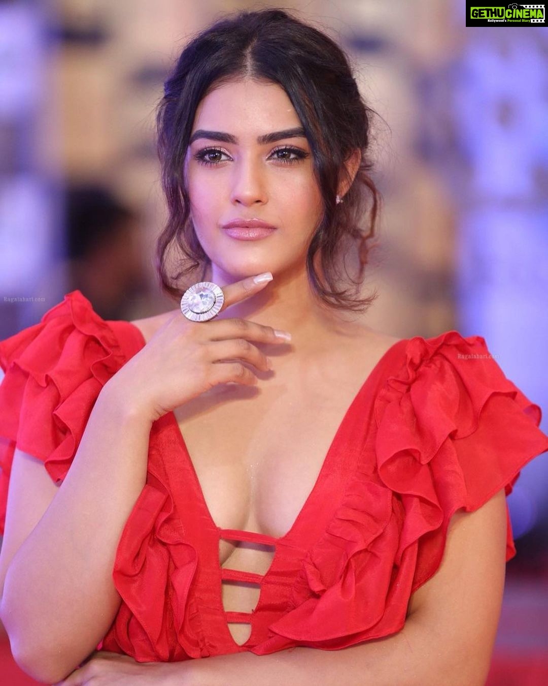 Kavya Thapar Instagram - Red is not the color of the woman who hides in a corner 👀🌹 #throwback #fav #look #radiomirchiawards 🎁 India