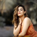 Kavya Thapar Instagram - Is orange still the new black y’all ? 😜 Feeling like a 🍑 in these amazing captures by @infocusphotography_madhu and dressed in the lovely @deepthiganeshlabel 🧡🍑 For #ekminikatha #promotions Hyderabad
