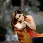 Kavya Thapar Instagram – Is orange still the new black y’all ? 😜
Feeling like a 🍑 in these amazing captures by @infocusphotography_madhu and dressed in the lovely @deepthiganeshlabel 🧡🍑 
For #ekminikatha #promotions Hyderabad
