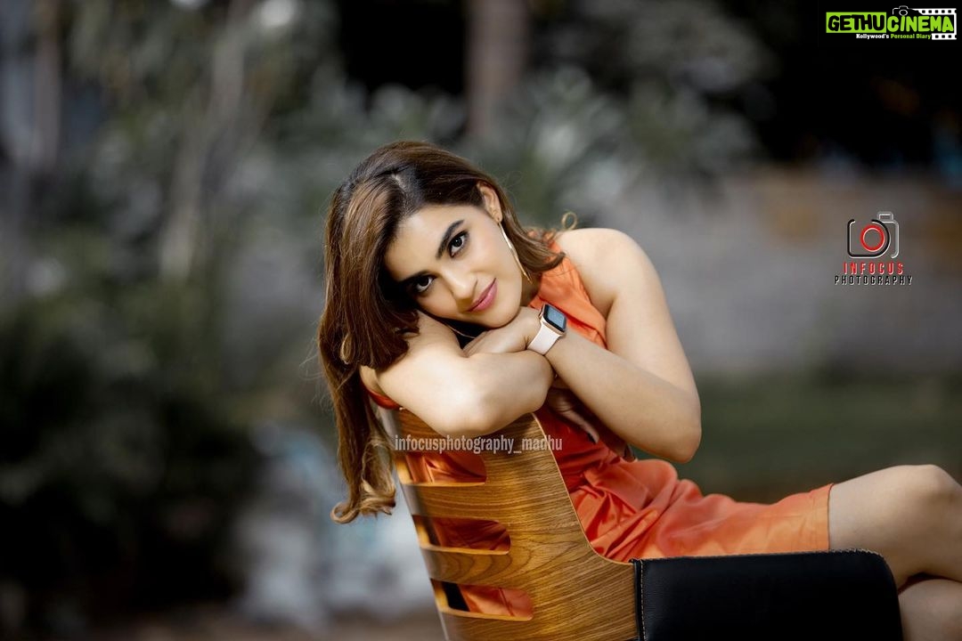Kavya Thapar Instagram - Is orange still the new black yβall ? π Feeling like a π in these amazing captures by @infocusphotography_madhu and dressed in the lovely @deepthiganeshlabel π§‘π For #ekminikatha #promotions Hyderabad