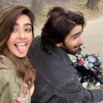 Kavya Thapar Instagram - So excited to share the glimpse from the song #ChetiAaja COMING SOON till then enjoy some #behindthescenes 😜🥳 #StayTuned #ZeeMusicOriginals @pritkamani @kavyathapar20 @amjadnadeemaamir @yogkoushal @renzufilms @danishrenzu @anuragbedii @kirthirai @zeemusiccompany ✨ Kashmir ,the real paradise on earth