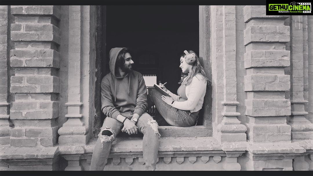 Kavya Thapar Instagram - So excited to share the glimpse from the song #ChetiAaja COMING SOON till then enjoy some #behindthescenes 😜🥳 #StayTuned #ZeeMusicOriginals @pritkamani @kavyathapar20 @amjadnadeemaamir @yogkoushal @renzufilms @danishrenzu @anuragbedii @kirthirai @zeemusiccompany ✨ Kashmir ,the real paradise on earth
