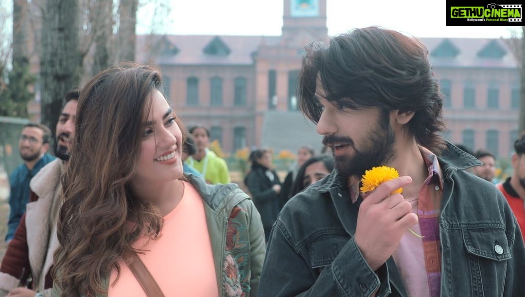 Kavya Thapar Instagram - So excited to share the glimpse from the song #ChetiAaja COMING SOON till then enjoy some #behindthescenes 😜🥳 #StayTuned #ZeeMusicOriginals @pritkamani @kavyathapar20 @amjadnadeemaamir @yogkoushal @renzufilms @danishrenzu @anuragbedii @kirthirai @zeemusiccompany ✨ Kashmir ,the real paradise on earth