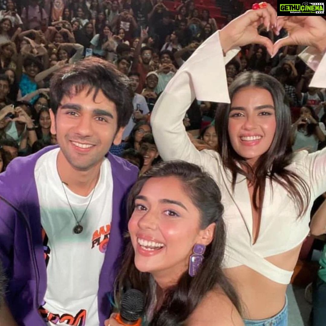 Kavya Thapar Instagram - I am filled with eternal gratitude and pure bliss THANK YOU THANK YOU THANK YOU !! πͺ·π Just the second day of promotions and it was Wiiiild !! This is precisely why and what we all have worked sooooo so so hard for .. to be appreciated and accepted by you all like this, to be showered with such massive enthusiasm and support is already a win. This is nothing short of a blessing for me π₯Ήπ Pate ki baat toh ye hai ki agar aap sab ko #MiddleClassLove ka sirf trailer dekh ke itna mazza aaya toh socho puri movie dekh ke aap sab ka haal kya hone wala hai cause we toh cannot wait to surprise you all with everything we have in store and knowing what we are going to present with this movie, the excitement exceeds my containment heights. For now all I can say is guys have faith thereβs A LOT more where that came from. Aap sab ka tahe dil se shukriya dosto π Coming soon on the 16th September 2022 to give you all a ride of entertainment, laughter, and emotions, in the nearest theatres to you π· Trailer Link in bio π₯° @ratnabsinha @anubhavsinhaa @pritkamani @eishasingh #ManojPahwa @sapnasand22 @bhumikadedhia @omi_my.homie @khan_junaid_official @realhimesh @dhrubdubey @sagarrshirgaonkar @benarasmediaworks @zeestudiosofficial @zeemusiccompany π· Hmu | @taskeen_c @fauziya_glamup @tapsi_makeup π Styled by yours truly.. Me ππ India