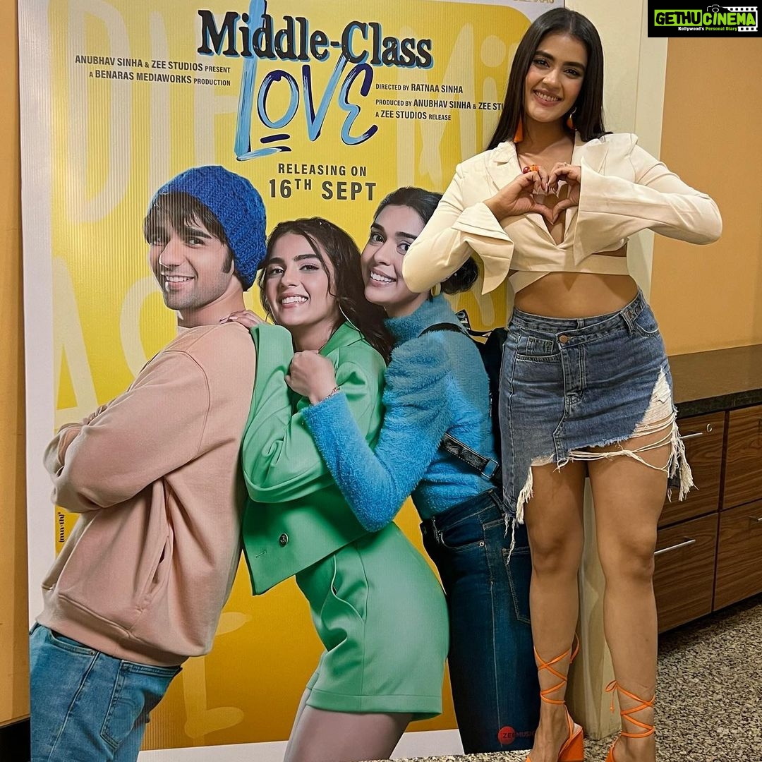 Kavya Thapar Instagram - I am filled with eternal gratitude and pure bliss THANK YOU THANK YOU THANK YOU !! πͺ·π Just the second day of promotions and it was Wiiiild !! This is precisely why and what we all have worked sooooo so so hard for .. to be appreciated and accepted by you all like this, to be showered with such massive enthusiasm and support is already a win. This is nothing short of a blessing for me π₯Ήπ Pate ki baat toh ye hai ki agar aap sab ko #MiddleClassLove ka sirf trailer dekh ke itna mazza aaya toh socho puri movie dekh ke aap sab ka haal kya hone wala hai cause we toh cannot wait to surprise you all with everything we have in store and knowing what we are going to present with this movie, the excitement exceeds my containment heights. For now all I can say is guys have faith thereβs A LOT more where that came from. Aap sab ka tahe dil se shukriya dosto π Coming soon on the 16th September 2022 to give you all a ride of entertainment, laughter, and emotions, in the nearest theatres to you π· Trailer Link in bio π₯° @ratnabsinha @anubhavsinhaa @pritkamani @eishasingh #ManojPahwa @sapnasand22 @bhumikadedhia @omi_my.homie @khan_junaid_official @realhimesh @dhrubdubey @sagarrshirgaonkar @benarasmediaworks @zeestudiosofficial @zeemusiccompany π· Hmu | @taskeen_c @fauziya_glamup @tapsi_makeup π Styled by yours truly.. Me ππ India