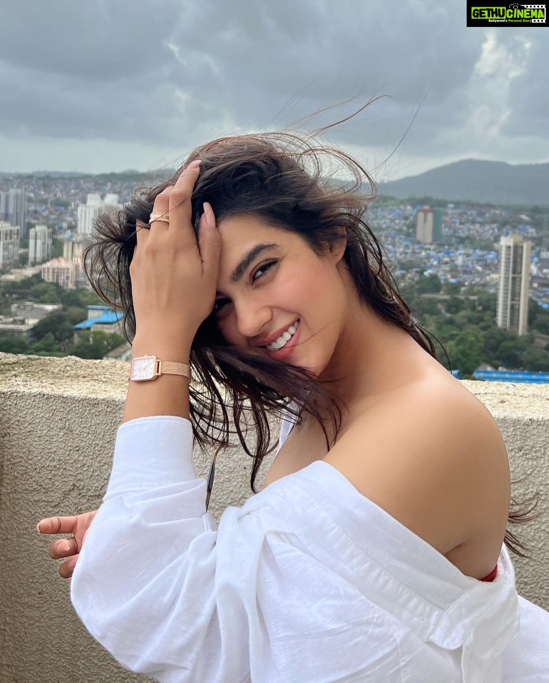 Kavya Thapar Instagram - @danielwellington ’s End of Season Sale is now live! YES, you read that right. Check out their exciting sale of up to 30% off on selected watches and use my code “KAVYA15” to get extra 15% off on their website ⌚️❤️ #ad #danielwellington #dwindia Mumbai, Maharashtra