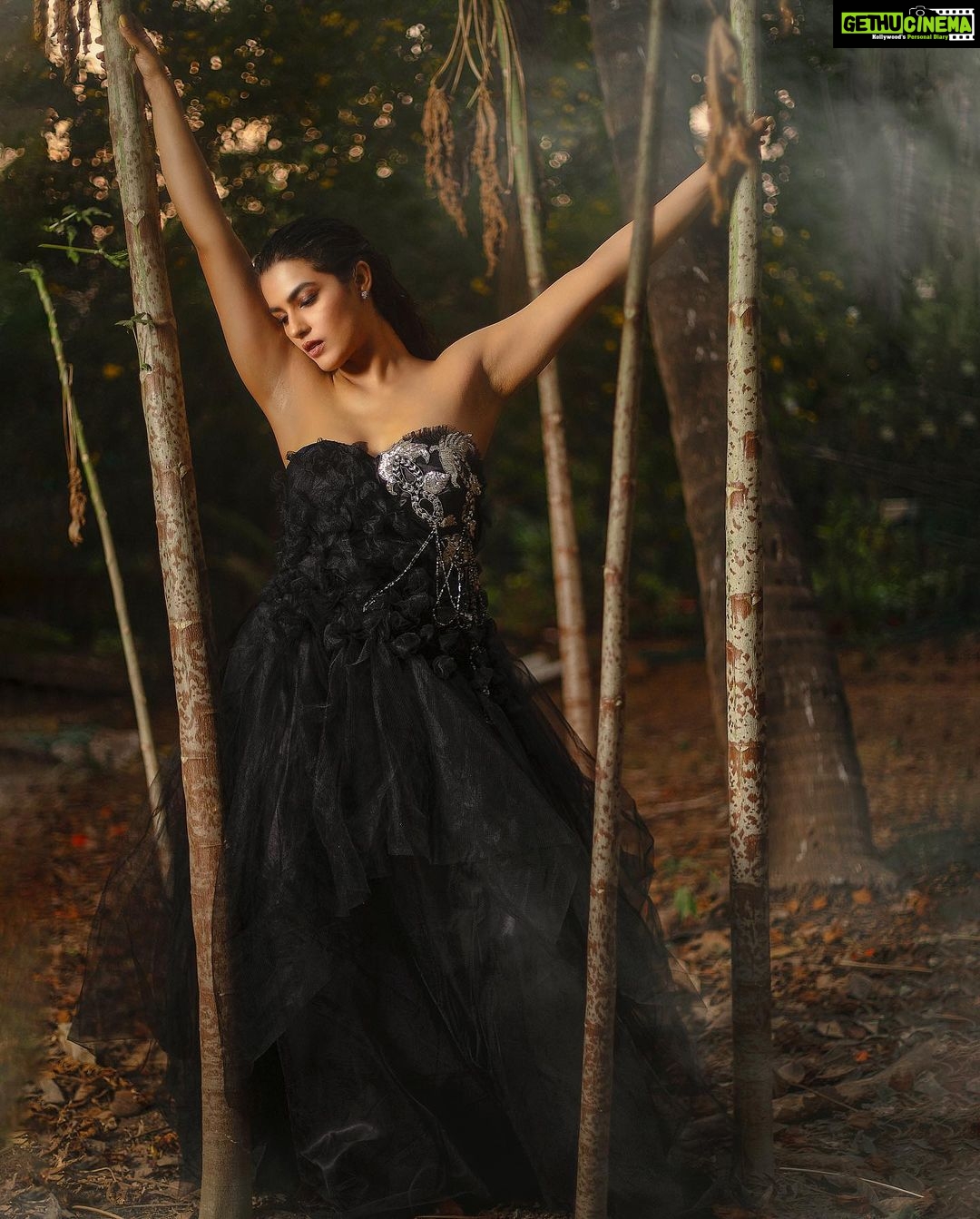 Kavya Thapar Instagram - “ EVE “ HMUA | @@sukbagasramua Outfit by | @zeel_ritu_agarwal Designer | @zeel_agarwal Photography & Film | @studiodenz Production | @shootkidukaan Creative Director | @ankitamaheshwaridesigns . . . . . . . . . . . . . . . . . . . . . . . . . . . . . #actress #model #fashion #photography #cute #happy #photoshoot #instadaily #funny #fashionmodel #instagood #instadaily #potrait #instagram #trend #lifestyle #insta #music #bollywood #picoftheday #movies #kavyathapar #kavyathapar20 #look #lookbook #style #smile #loveyourself #ootd #whatimwearing #ootdindia Mumbai, Maharashtra