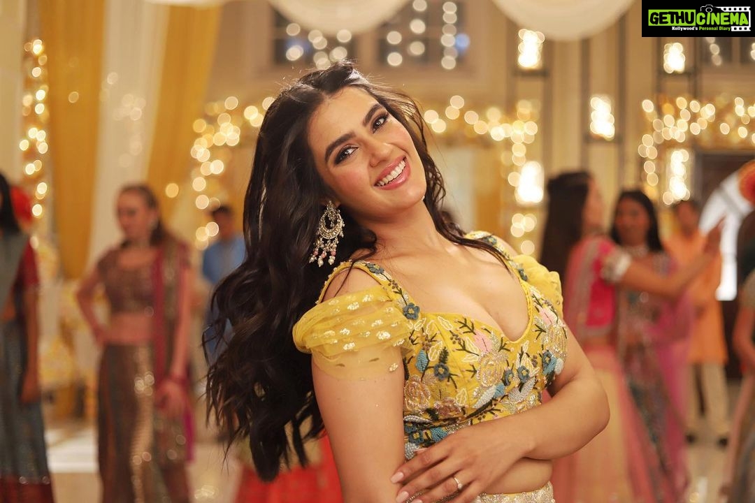 Kavya Thapar Instagram - Big shoutout to my awesome team for doing an absolute stellar job every time, love you guys ππ Hair @sakbagasramua π Makeup @arvindmakeupartist00 π Styled @kaurseerat π @runwaylifestyl @varunkatoch06 π» . . . . . . . . . . . . . . . . . . . . . . . . . . . . #actress #model #fashion #photography #cute #happy #photoshoot #instadaily #funny #fashionmodel #instagood #instadaily #instablackandwhite #instagram #trend #lifestyle #insta #music #bollywood #modellife #movies #kavyathapar #kavyathapar20 #pictureoftheday #blackandwhite #color #happiness #music #song #newwork #gorachittarang Mumbai, Maharashtra