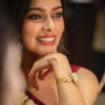 Keerthi shanthanu Instagram - புன்னகை 🥰✨ 📸 @saicharan__photographer For @tanishqjewellery @velacherytanishq blouse by @swapnaareddyofficial hairdo : @vyshalisundaram_hairstylist #smile #candid #jewellery #traditional