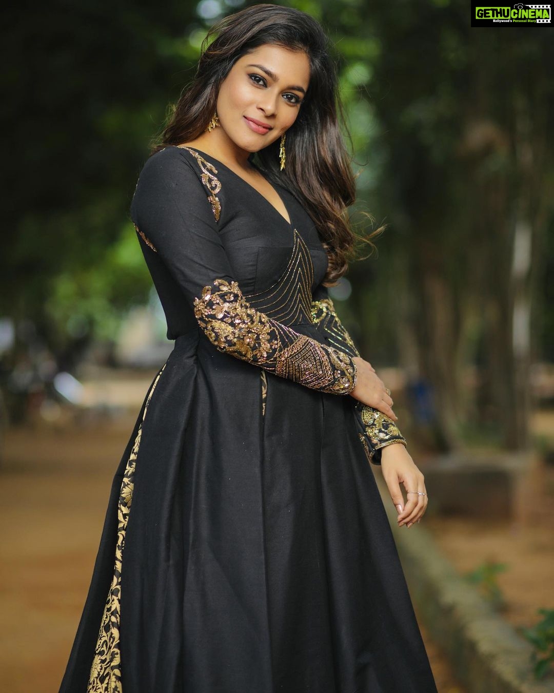 Keerthi shanthanu Instagram - Black is back 🖤 And #dancejodidance is back 🌟 From today every weekend 8pm on @zeetamizh ✨ #djd reloaded ! With my brilliant co-host @rjvijayofficial 🌟 Outfit beautifully executed in short notice by @studio149 🖤✨ Earrings : @theamethyststore ✨ photography : @storiesbysidhu @teamcreators