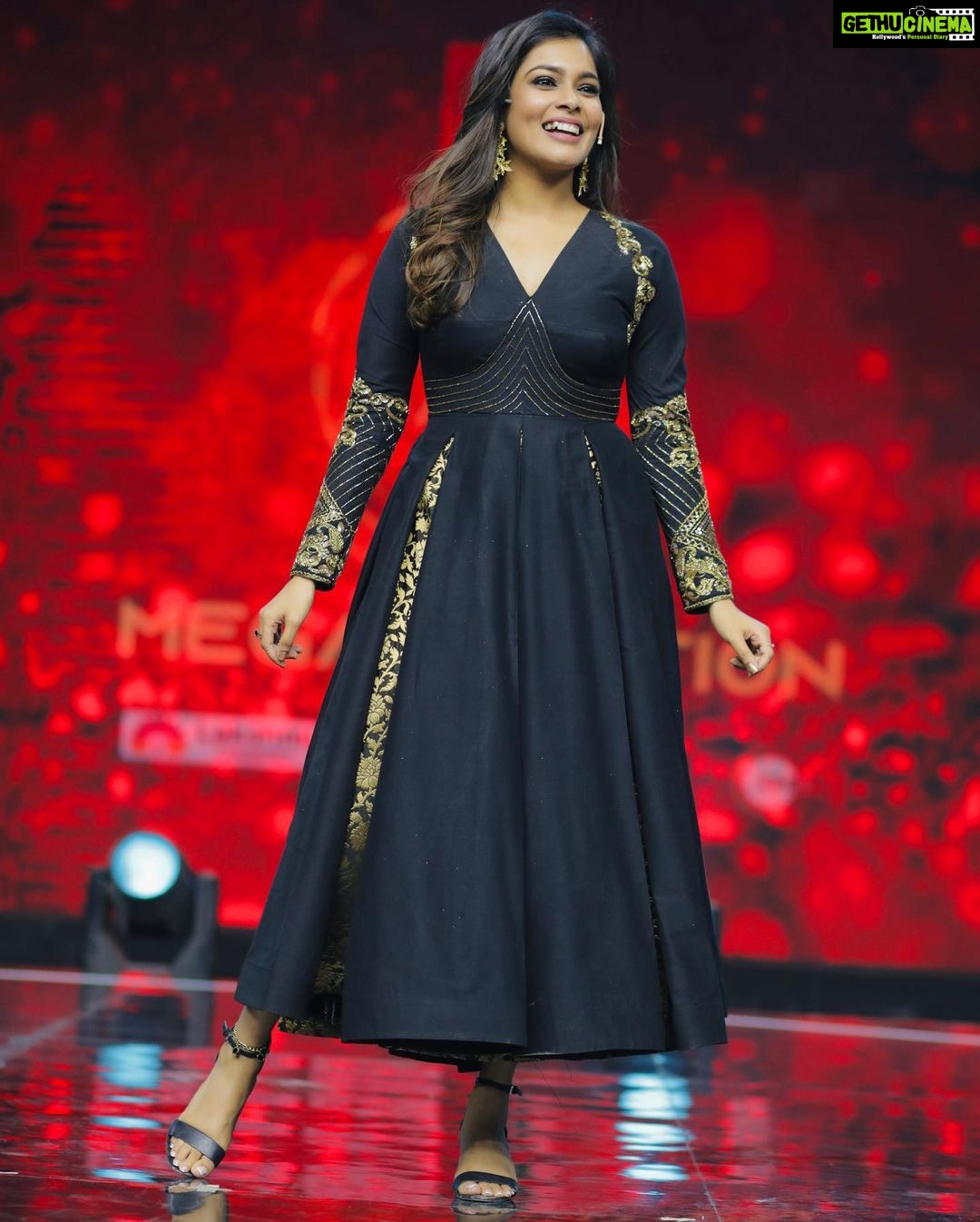 Keerthi shanthanu Instagram - Black is back 🖤 And #dancejodidance is back 🌟 From today every weekend 8pm on @zeetamizh ✨ #djd reloaded ! With my brilliant co-host @rjvijayofficial 🌟 Outfit beautifully executed in short notice by @studio149 🖤✨ Earrings : @theamethyststore ✨ photography : @storiesbysidhu @teamcreators