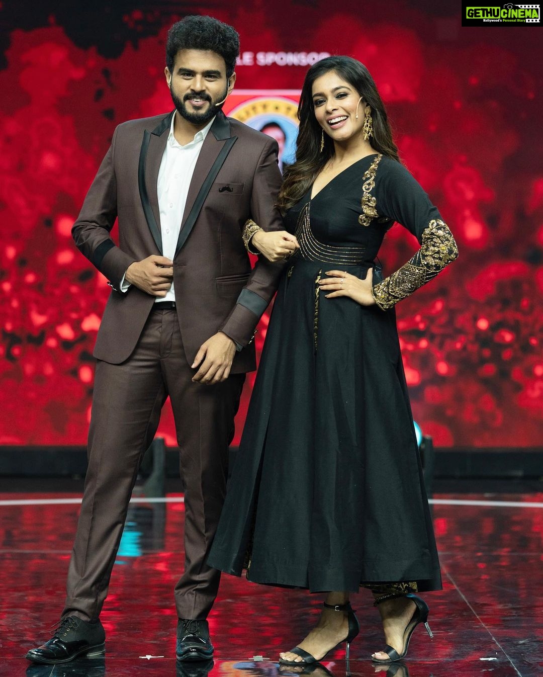 Keerthi shanthanu Instagram - Black is back 🖤 And #dancejodidance is back 🌟 From today every weekend 8pm on @zeetamizh ✨ #djd reloaded ! With my brilliant co-host @rjvijayofficial 🌟 Outfit beautifully executed in short notice by @studio149 🖤✨ Earrings : @theamethyststore ✨ photography : @storiesbysidhu @teamcreators