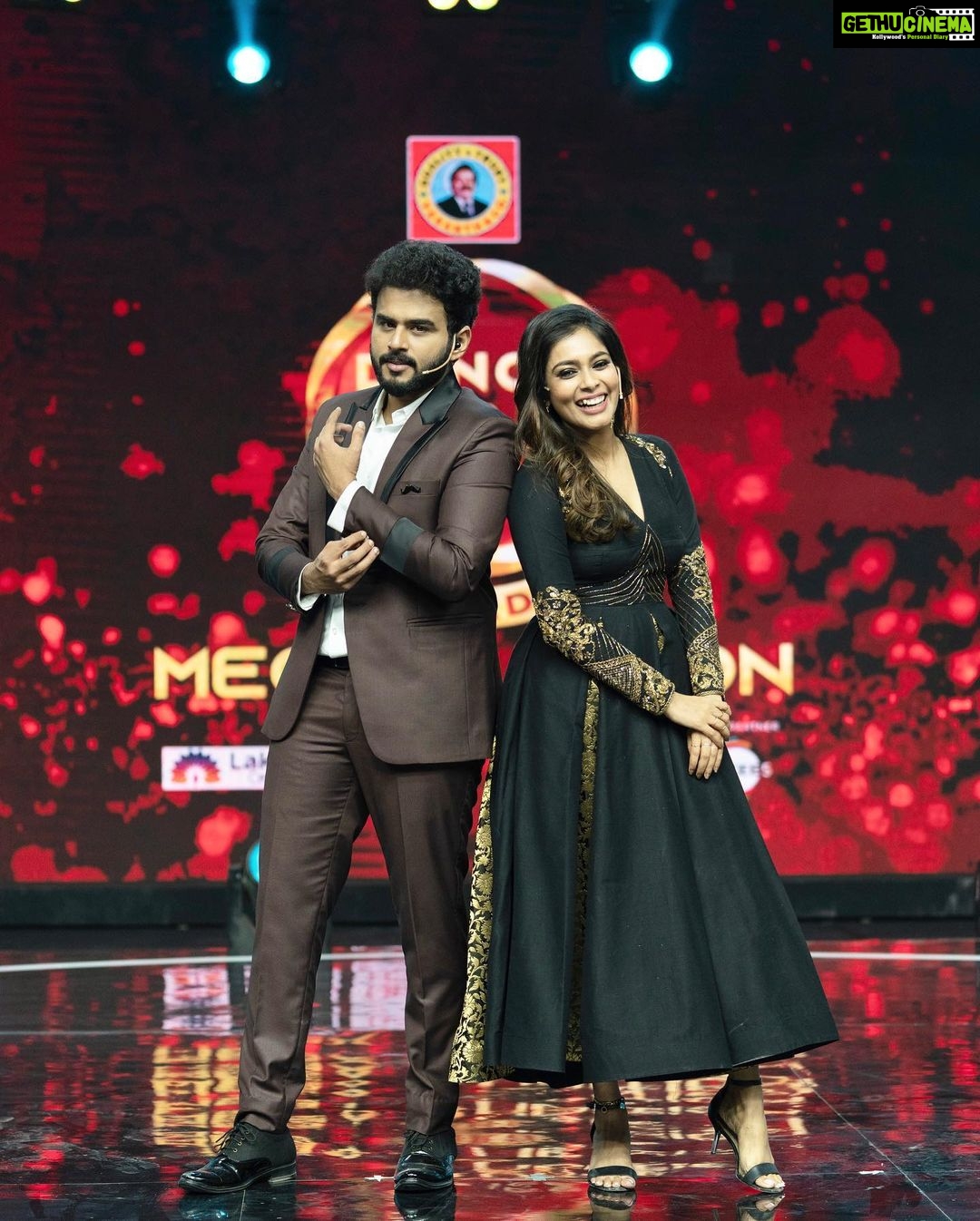 Keerthi shanthanu Instagram - Black is back 🖤 And #dancejodidance is back 🌟 From today every weekend 8pm on @zeetamizh ✨ #djd reloaded ! With my brilliant co-host @rjvijayofficial 🌟 Outfit beautifully executed in short notice by @studio149 🖤✨ Earrings : @theamethyststore ✨ photography : @storiesbysidhu @teamcreators