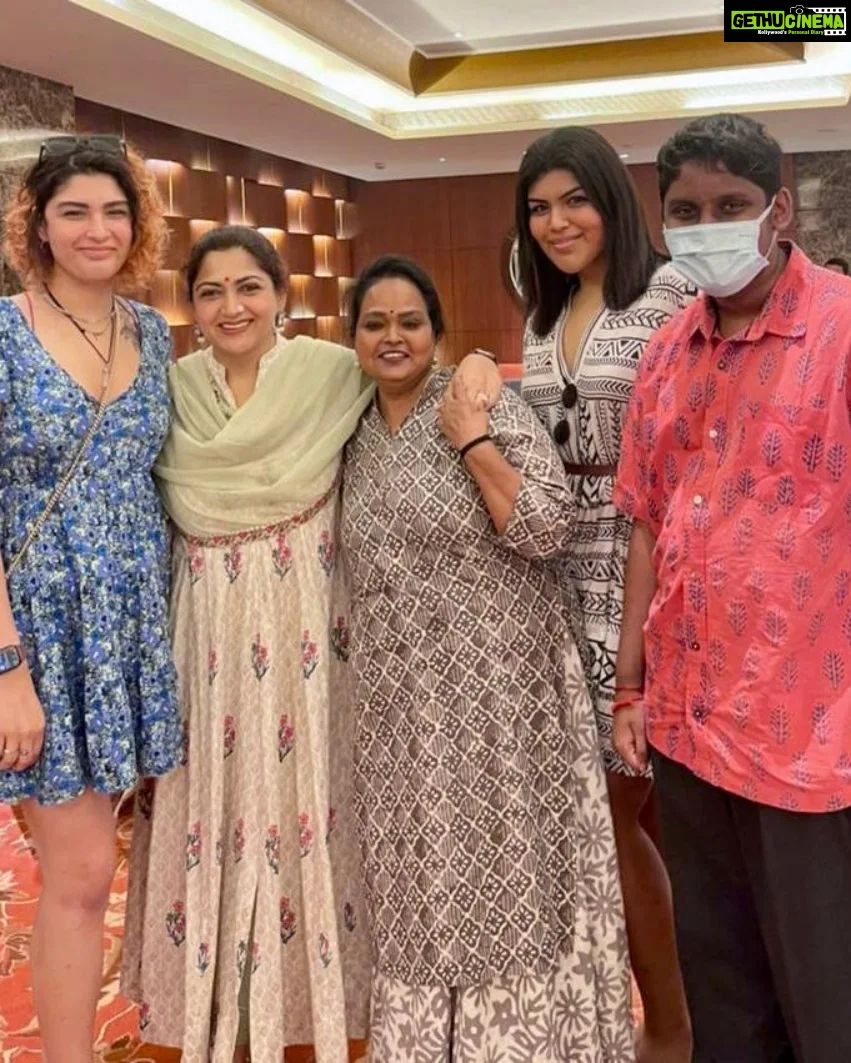 Kushboo Instagram - My best friend. My guru. My Akka. My family. @kalamaster_offical It was so wonderful to bump into you. Mmmmmmuuuuuuaaaahhhh.. l9ve you, loads n loads. ❤️❤️❤️🤗🤗🤗