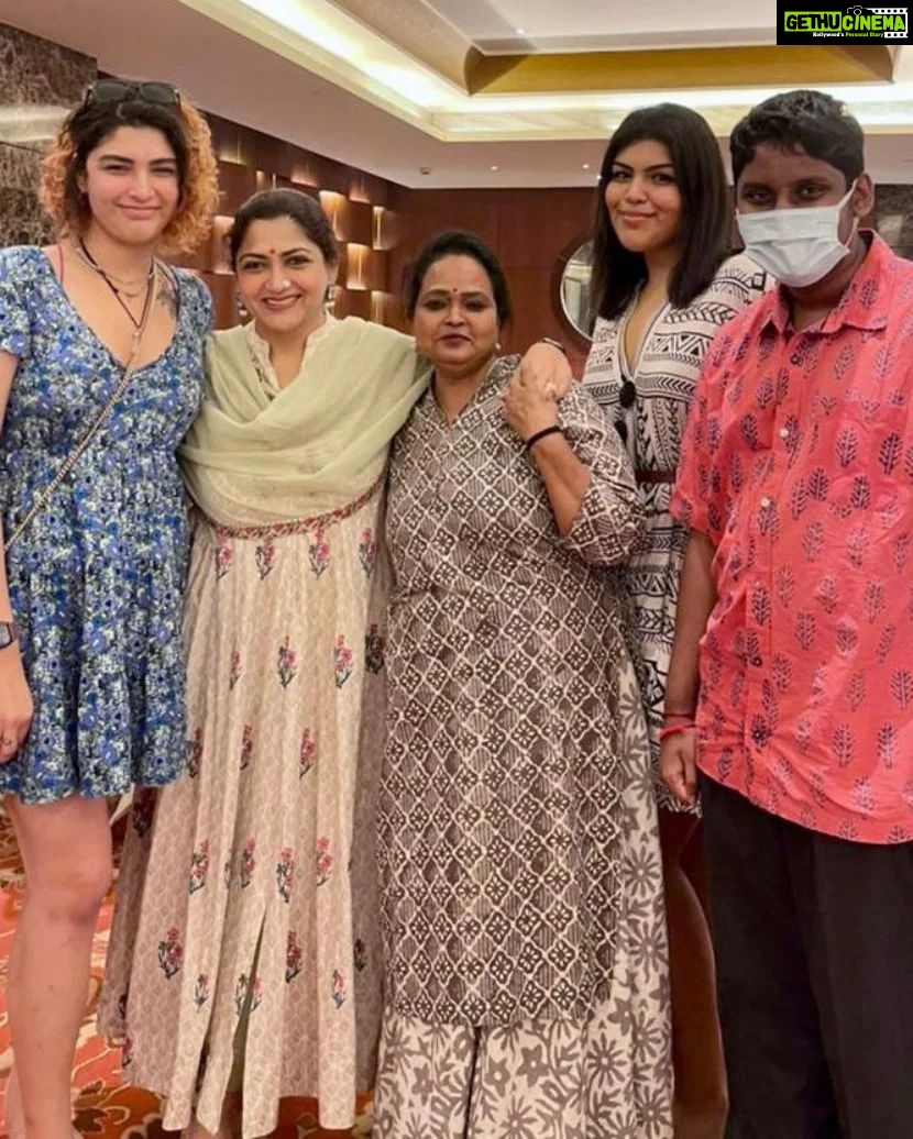 Kushboo Instagram - My best friend. My guru. My Akka. My family. @kalamaster_offical It was so wonderful to bump into you. Mmmmmmuuuuuuaaaahhhh.. l9ve you, loads n loads. ❤️❤️❤️🤗🤗🤗