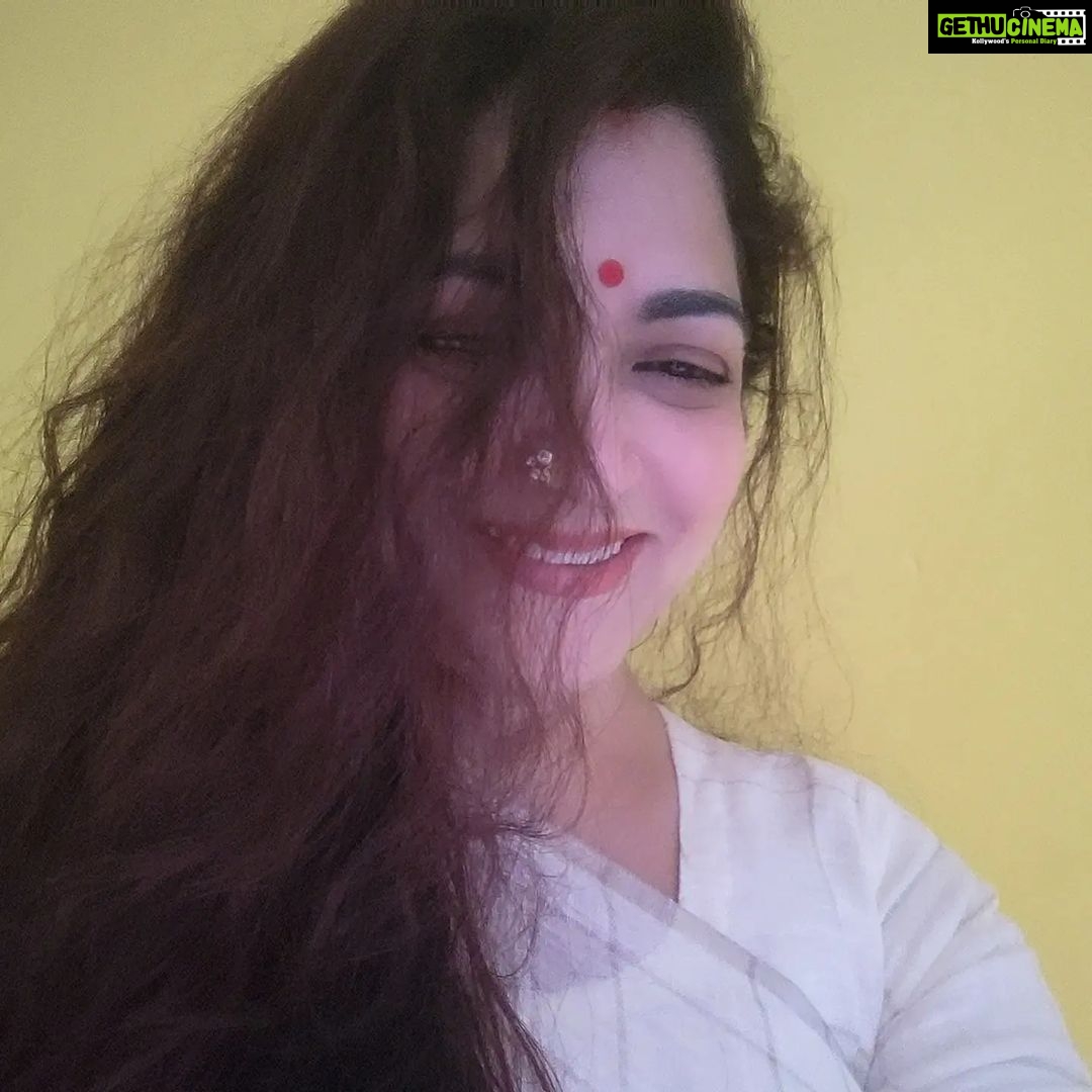 Kushboo Instagram - People make hair contact before they make an eye contact.. ²#crowningglory ❤️❤️