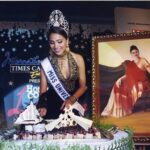 Lara Dutta Instagram – The Miss Universe officials who had accompanied me on this trip were overwhelmed! They had never experienced such large numbers of people!” Lara exclaimed revisiting her Homecoming as Miss Universe 2000 💫

@larabhupathi @livafashionin 

#LIVAMissDiva2022 #10YearsOfMissDiva #LiveYourFlow #FluidFashion #RoadToMissUniverse