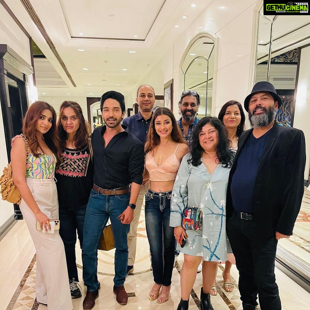 Madhuurima Instagram - Meet my new family 😍😍 @jha.mrinal @abhigyan.i @rajputharshjayesh @jiyaashankarofficial @shakuntalam_telefilms @colorstv @colorstvme @voot #pishachini