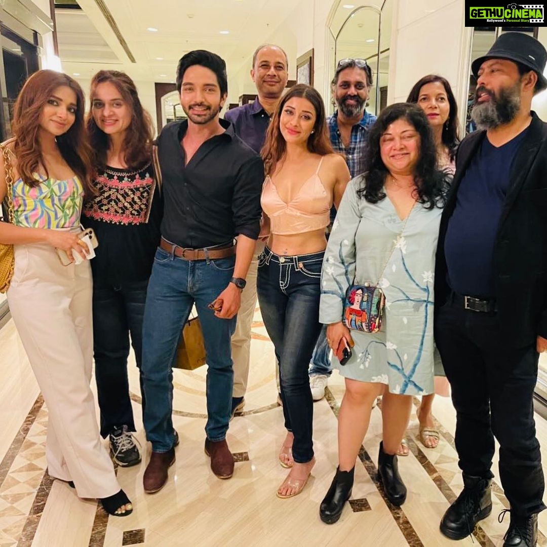 Madhuurima Instagram - Meet my new family 😍😍 @jha.mrinal @abhigyan.i @rajputharshjayesh @jiyaashankarofficial @shakuntalam_telefilms @colorstv @colorstvme @voot #pishachini