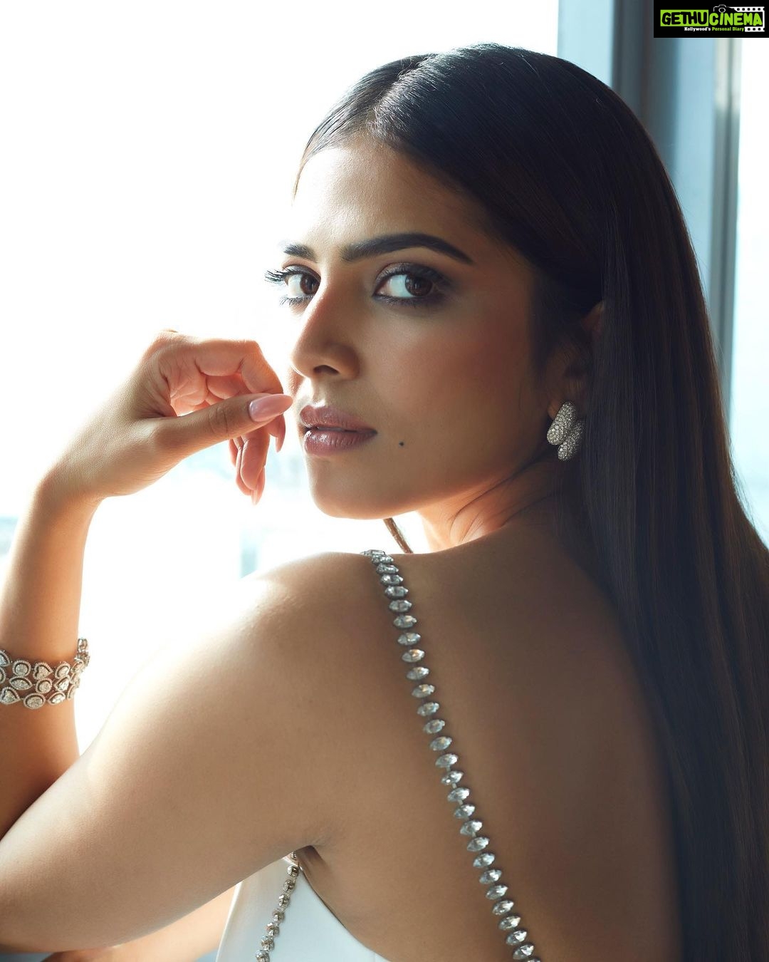 Malavika Mohanan Instagram - Going through a major whites & sparkles sartorial phase 🤷🏻♀️🤍 📸 @shivamguptaphotography Outfit @antithesis.in Hair @hairstylist_madhav Makeup @beautybypriyansha @priyanshasinghxo Assisted by @purvimakeoverss Multitasker extraordinaire @theitembomb Jewelry @mahesh_notandass