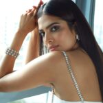 Malavika Mohanan Instagram - Going through a major whites & sparkles sartorial phase 🤷🏻‍♀️🤍 📸 @shivamguptaphotography Outfit @antithesis.in Hair @hairstylist_madhav Makeup @beautybypriyansha @priyanshasinghxo Assisted by @purvimakeoverss Multitasker extraordinaire @theitembomb Jewelry @mahesh_notandass
