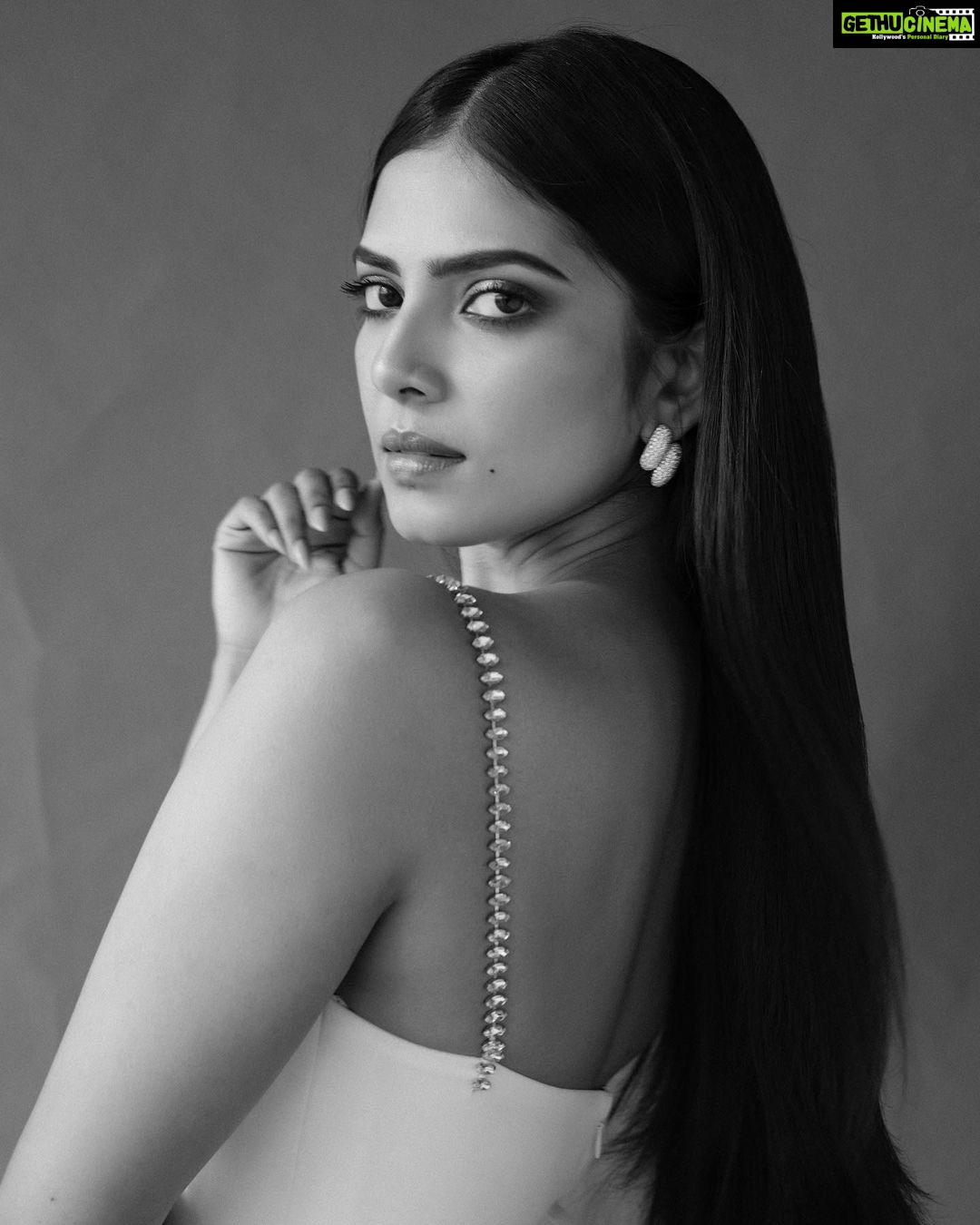 Malavika Mohanan Instagram - Thank you @middayindia 🤍🖤