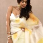 Mallika Sherawat Instagram - Weekend mood 🌻 . . . . . . . . #sarees #allaboutbrides #designersarees #traditionaloutfit #ethnicwearonline #designerwear #lehengacollection #partywearlehenga #indianwear #gold #pink #cute #instalove #smile #beautiful #alwayspositive #red #precious #friendly #brightlights #lipstic #better #allyouneed #dressdesigners #onthisday #peacefull #healthymindset #innerstrength #alwayssmile #designerfashion
