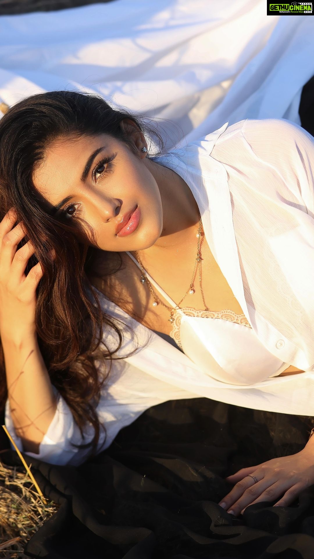 Malvika Sharma Instagram - Don't go look at me with that look in your eyes 🎶 📸 @faizialiphotography Make up by @makeup_asfaque Hair by @sunny_hairr