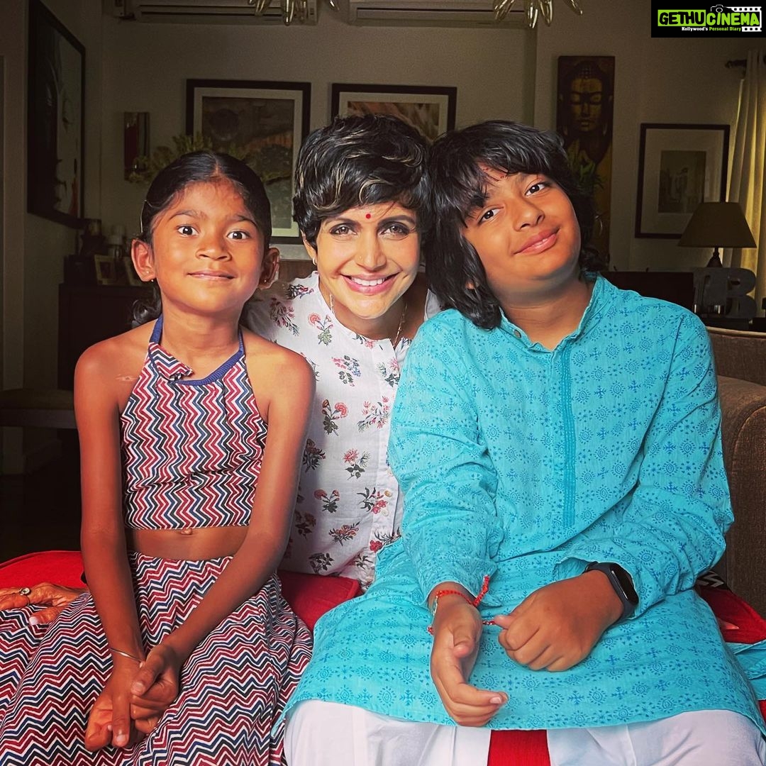Mandira Bedi Instagram - Rakhee with the children 🥰. So many Rakhees.. so much love. ❤️❤️❤️❤️🧿And an unforgettable and busy day.!!#happyrakshabandhan #happyrakhi . . @ashishchowdhryofficial @samitabangargi @ruchinarain