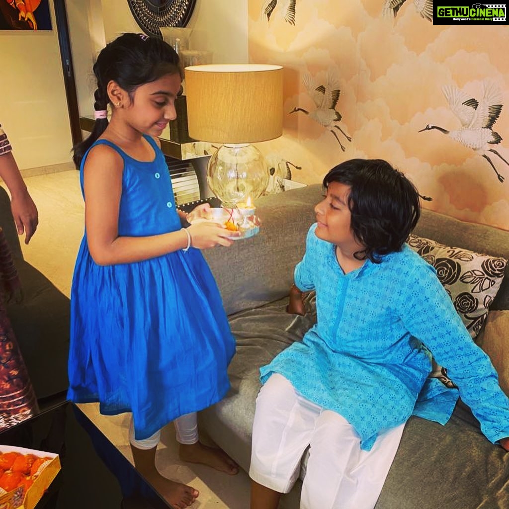 Mandira Bedi Instagram - Rakhee with the children 🥰. So many Rakhees.. so much love. ❤️❤️❤️❤️🧿And an unforgettable and busy day.!!#happyrakshabandhan #happyrakhi . . @ashishchowdhryofficial @samitabangargi @ruchinarain