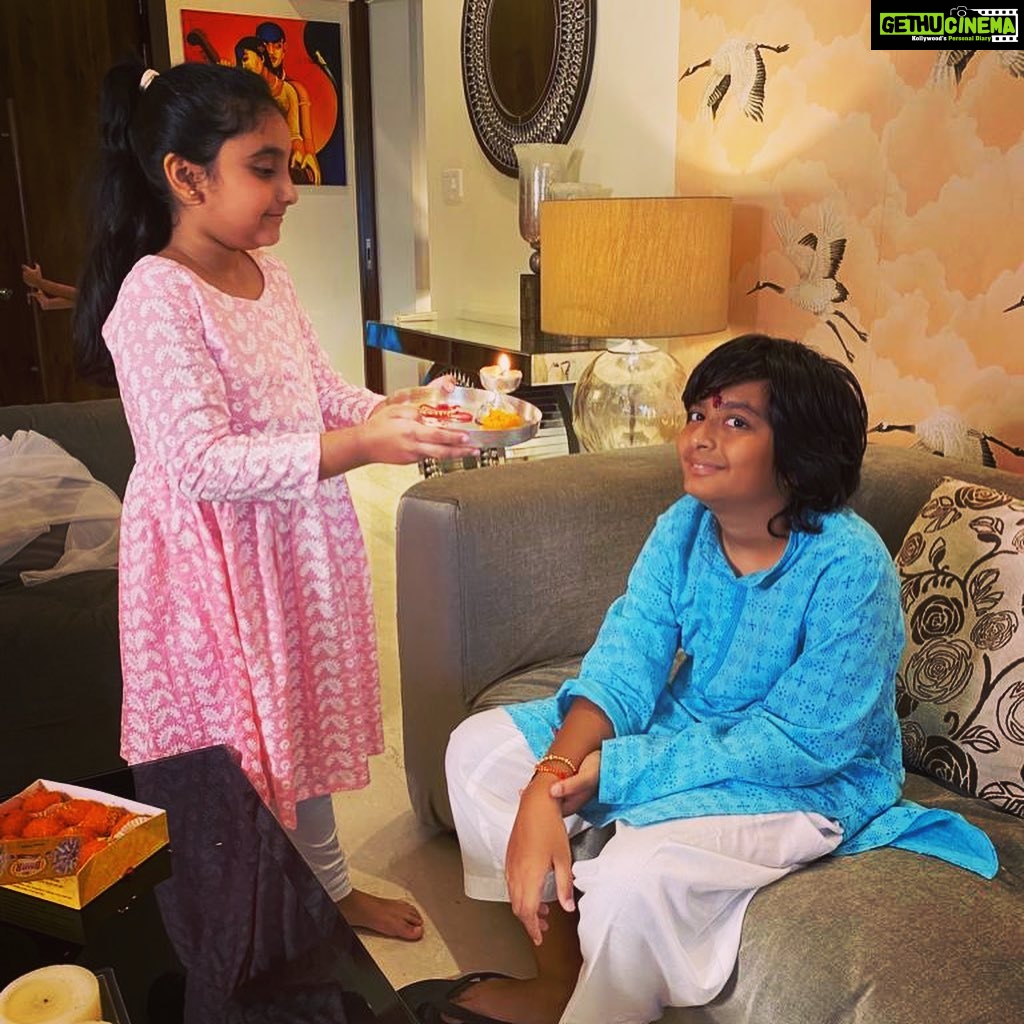 Mandira Bedi Instagram - Rakhee with the children 🥰. So many Rakhees.. so much love. ❤️❤️❤️❤️🧿And an unforgettable and busy day.!!#happyrakshabandhan #happyrakhi . . @ashishchowdhryofficial @samitabangargi @ruchinarain