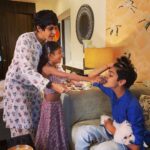 Mandira Bedi Instagram - Rakhee with the children 🥰. So many Rakhees.. so much love. ❤️❤️❤️❤️🧿And an unforgettable and busy day.!!#happyrakshabandhan #happyrakhi . . @ashishchowdhryofficial @samitabangargi @ruchinarain